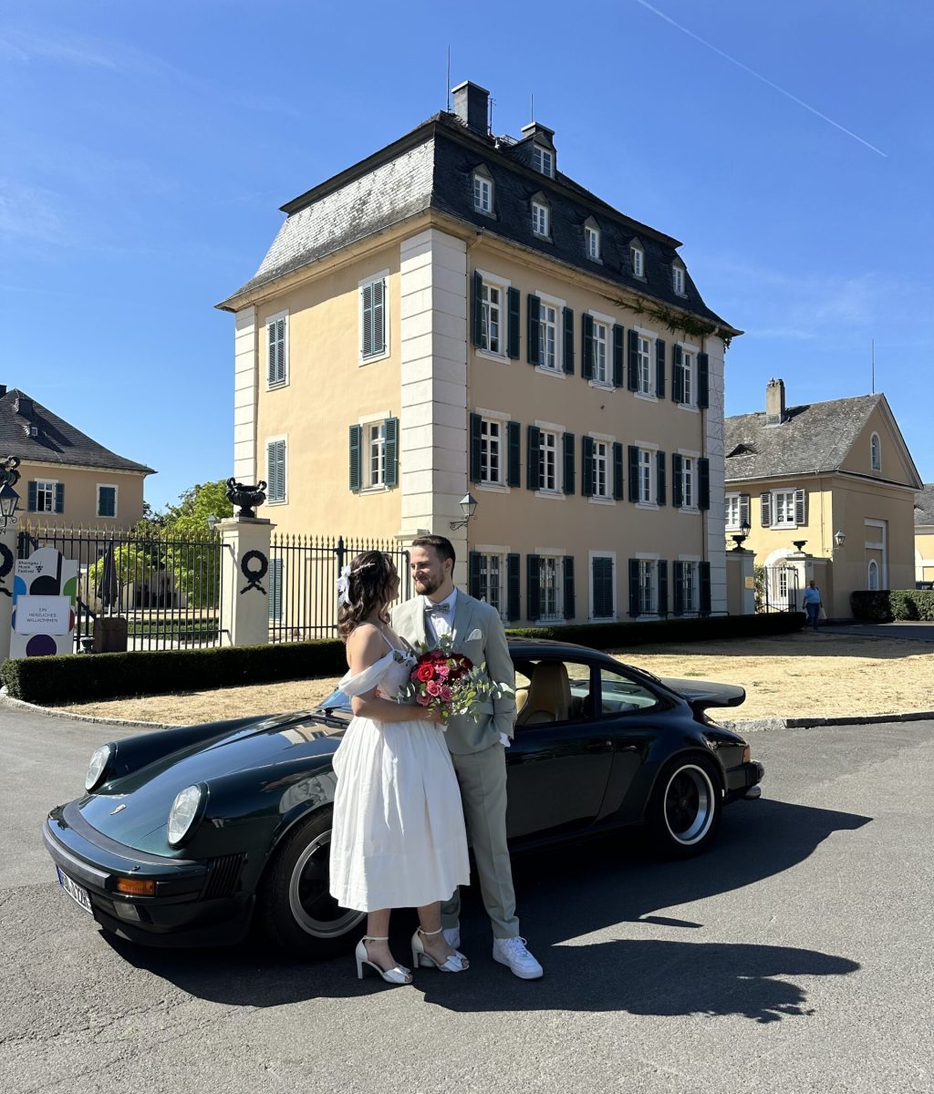 Hochzeitspaar vor Schloss Johannisberg